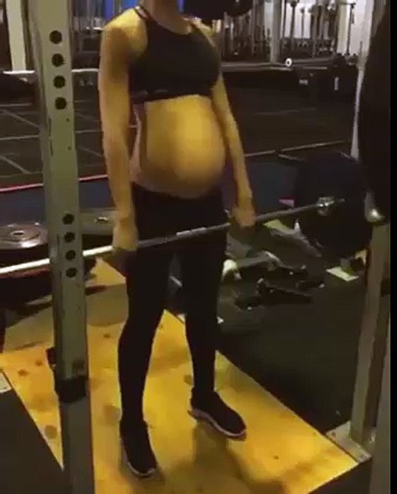 Enceinte de 8 mois, elle fait de la muscu et de la boxe !
