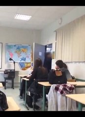 Un professeur pète un cable en plein cours