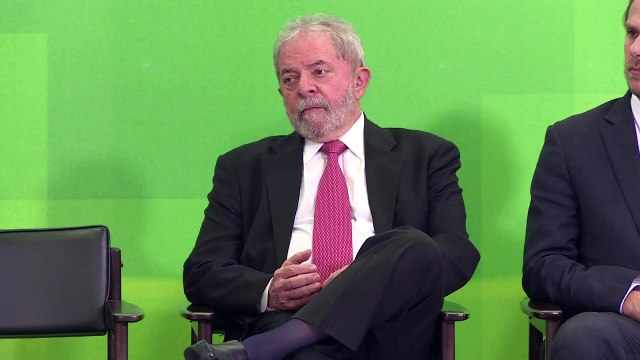 Dilma empossa Lula em meio a protestos