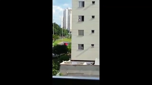 Bebé al borde de una ventana casi se cae desde el tercer piso de un edificio