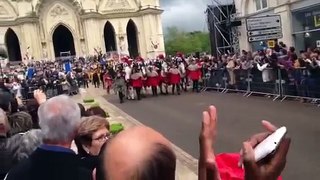 Défilé de Jeanne d'arc escorté par la brigade esquestre