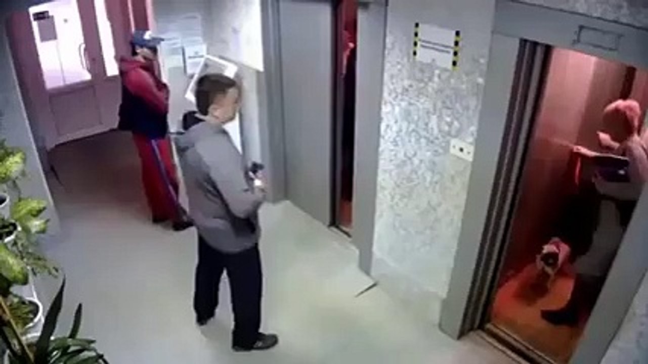 Kadın Asansöre Binerken Köpeği Dışarıda Kalırsa.. Yok Böyle