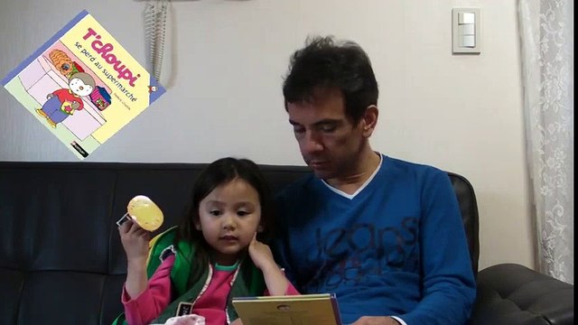 Reading a book Tchoupi se perd au supermarche in French - 아빠는 딸에게 책을 읽고있어요 Dessins Animés T'choupi