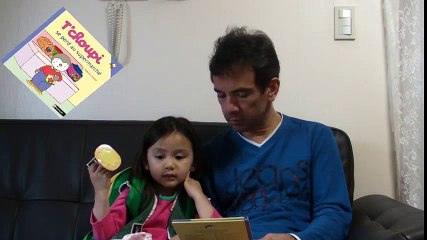 Reading a book "Tchoupi se perd au supermarche" in French - 아빠는 딸에게 책을 읽고있어요  Dessins Animés T'choupi