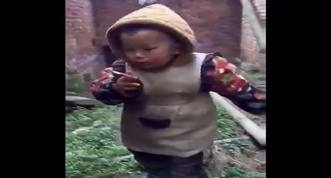 Le père le plus débile au monde apprend à son fils à fumer