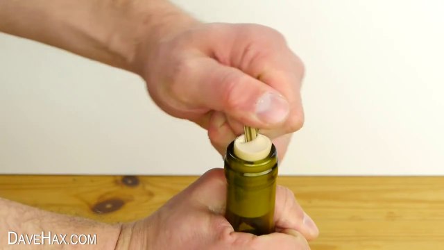 Ouvrir une bouteille de vin avec une clé - Tuto pratique