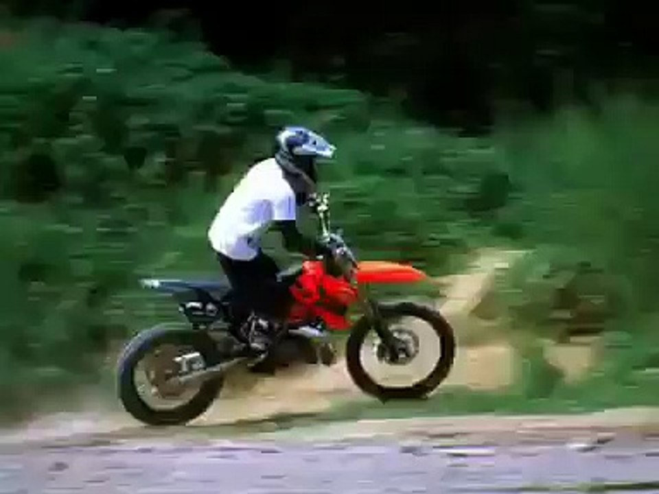 Il prend un saut et atteri dans son camion