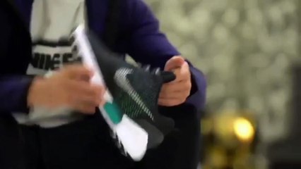 Cristiano Ronaldo essaye les chaussures qui se lacent toutes seules | Nike  Hyperadapt 1.0 - Vidéo Dailymotion