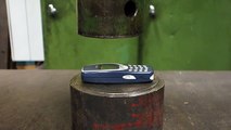 Nokia 3310 vs Presse Hydraulique