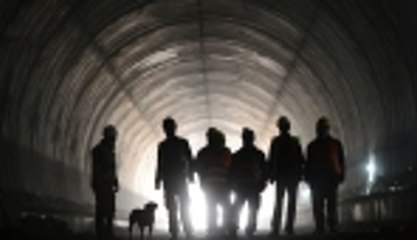 Vatan için dağları deliyorlar