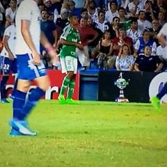 Torcedor uruguaio imita macaca na arquibancada para provocar Gabriel Jesus