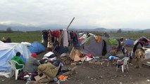 Thousands of stranded migrants in Idomeni wait for EU deal