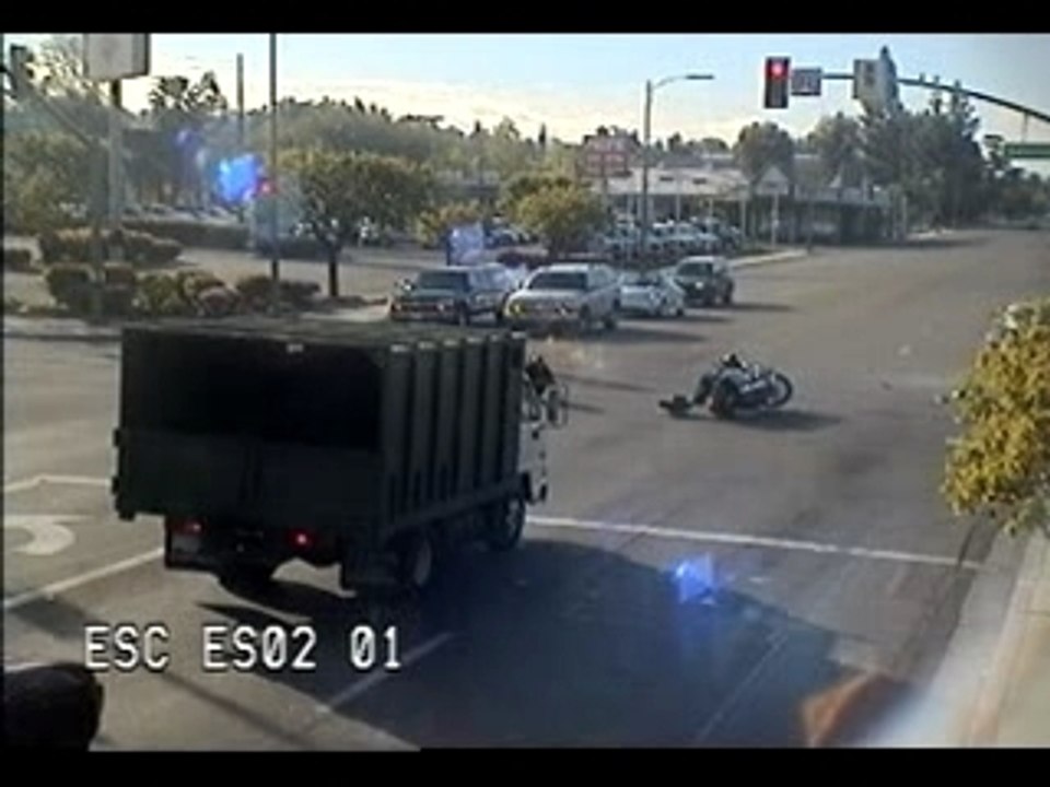 moto shooter par une voiture qui grille le feu rouge