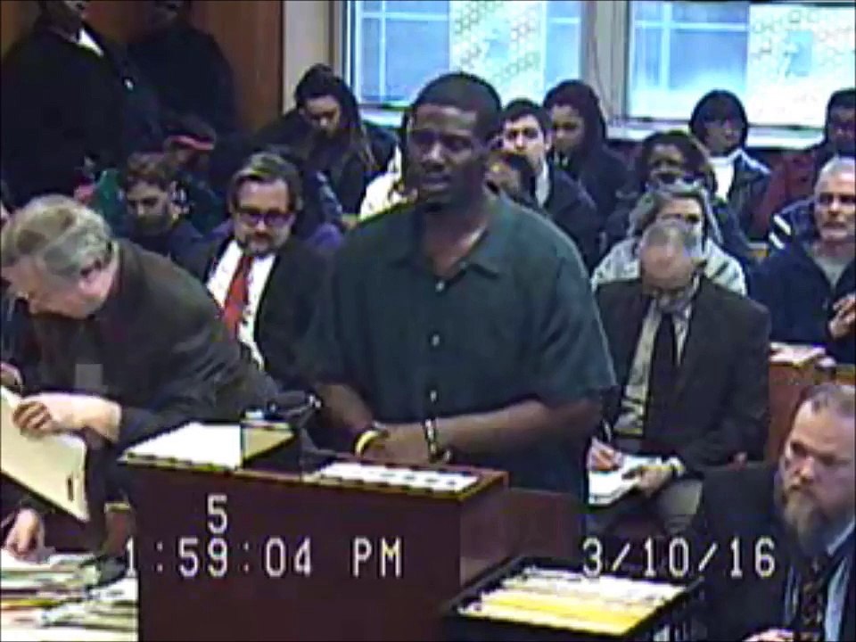 Un criminel chante "Hello" de Adele devant le tribunal