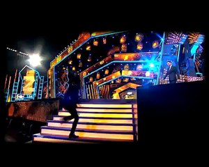 Ranveer Singh Take Bless From Akshay Kumar At Lux ZEE Cine Awards 2016