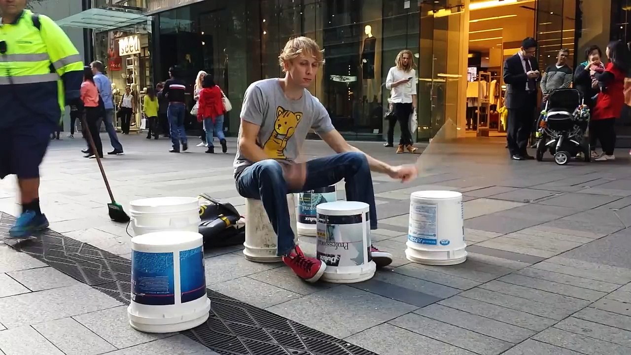 Street drummer Gordo