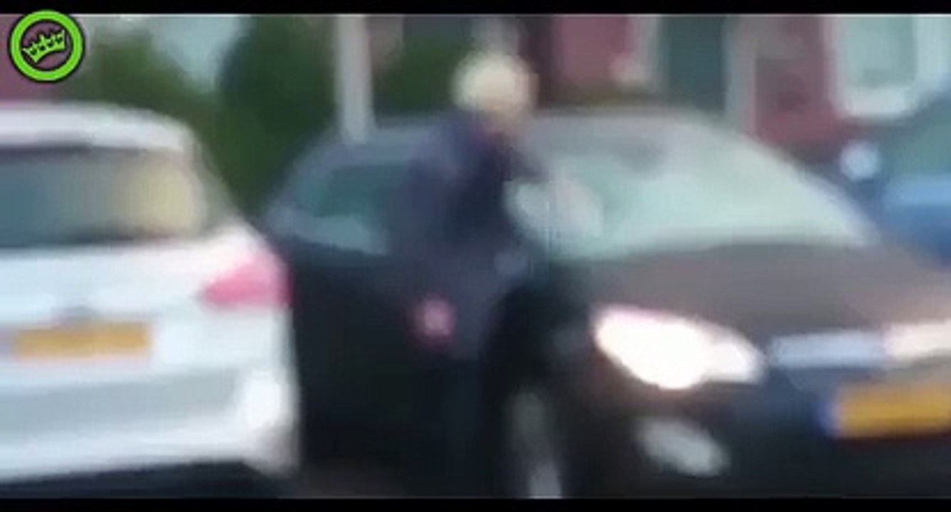 La technique bizarre dune blonde pour enlever la glace sur son pare-brise