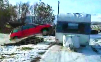 Arabayla Karavanı Delip Geçti