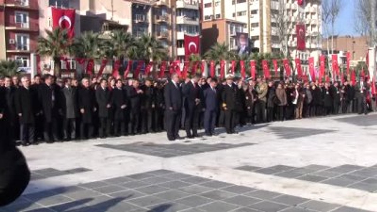 Bakan Yılmaz, Atatürk Anıtı'na Çelenk Bıraktı