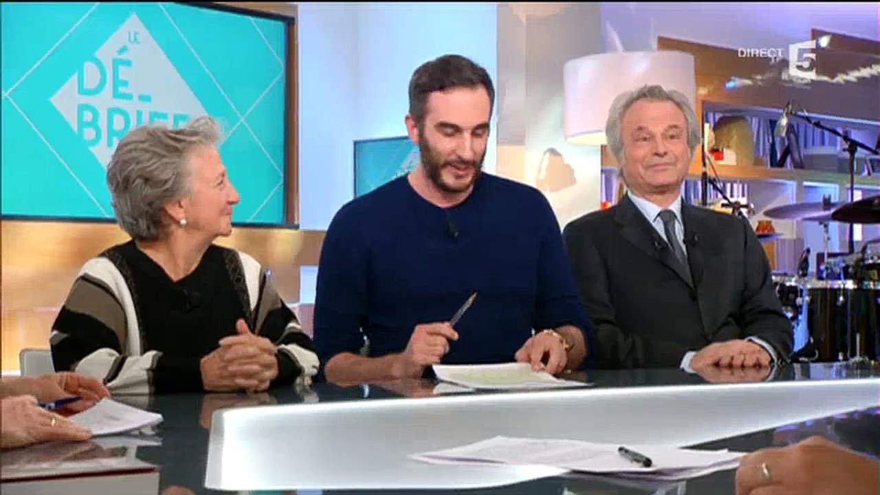 Anne-Sophie Lapix se moque de la coiffure de Patrick Cohen dans "C à vous" - Regardez