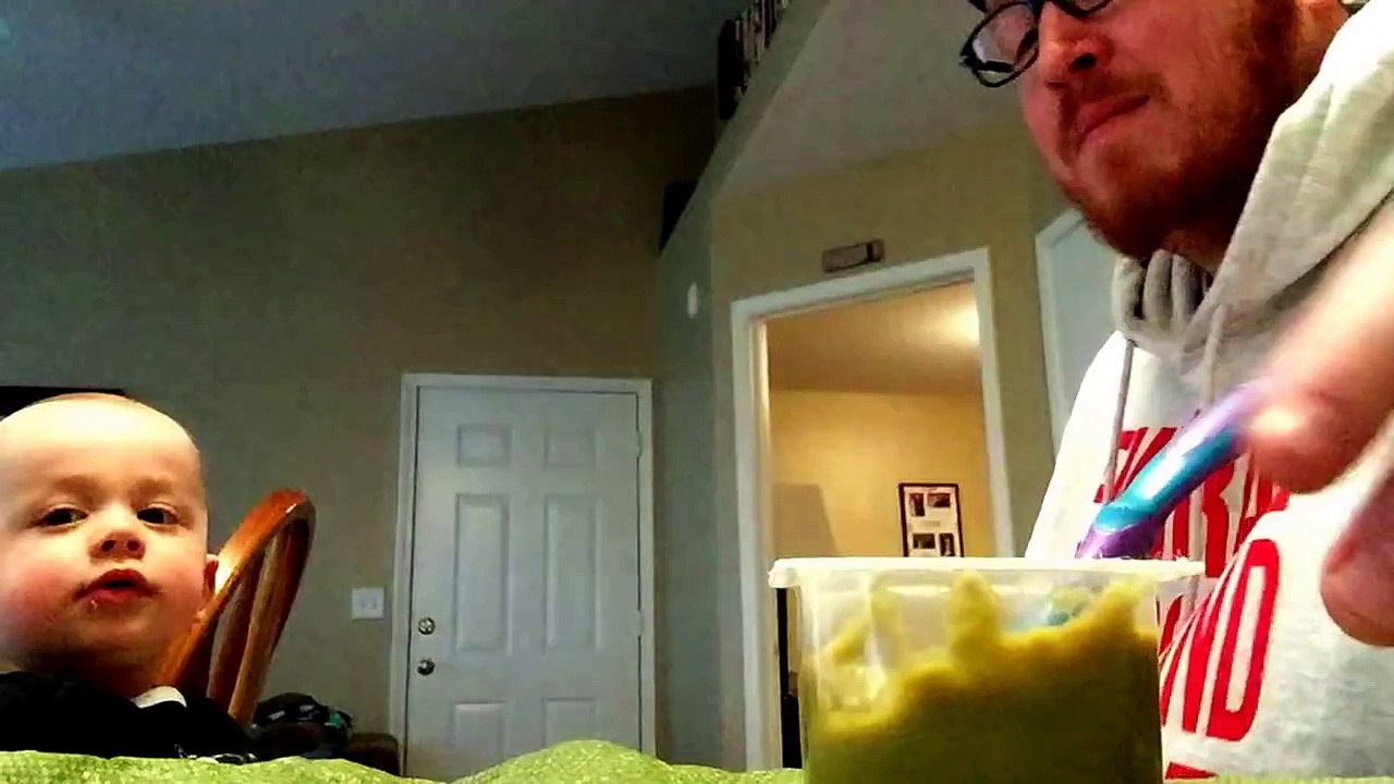 Baby Only Eats Green Beans For Daddy. When Mom Saw Why, She Couldn’t Stop Laughing