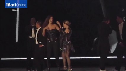 Ξέφυγε η Madonna έγδυσε φαν πάνω στην σκηνή