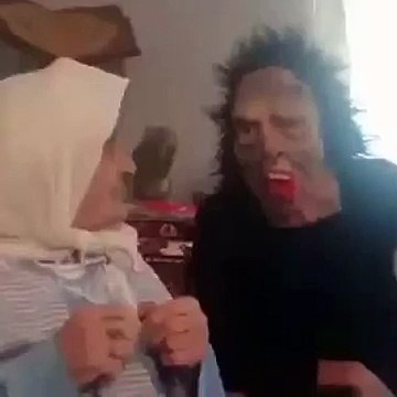 Напугал бабушку!! ЖАЛКО БАБУЛЮ!!