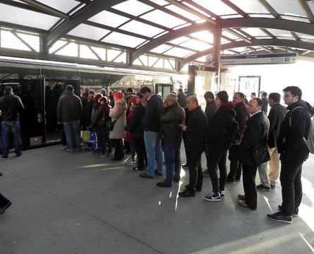 İstanbul'da metrobüs çilesi... Oturmak isteyenler uzun kuyruklar oluşturdu