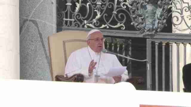 Pope Francis encourages countries to open doors to refugees