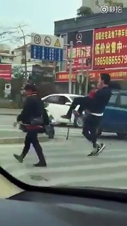 Pour aider une vieille dame à traverser la route, ce jeune homme la prend dans ses bras. Magnifique !