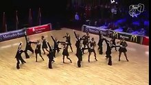 Ces danseurs réalisent une folle performance avec une précision chirurgicale !