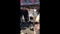 Un homme détruit violemment sa voiture au milieu du boulevard Barbès, à Paris