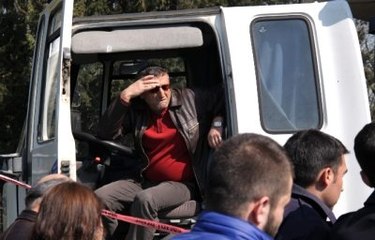 Kamyonun Altında Kalan Şoför Can Verdi