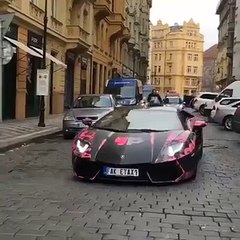La carrosserie d'une Lamborghini Aventador aux couleurs du site Youporn