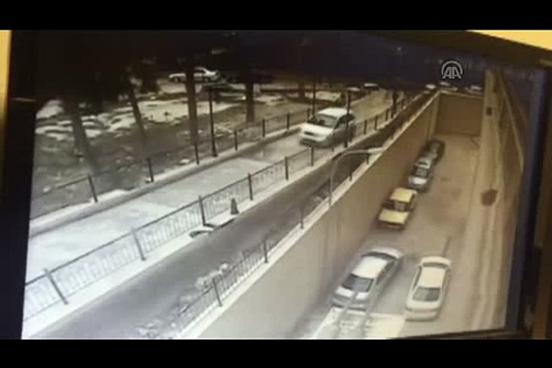 Üst geçitten arabasıyla geçen yurdum insanı