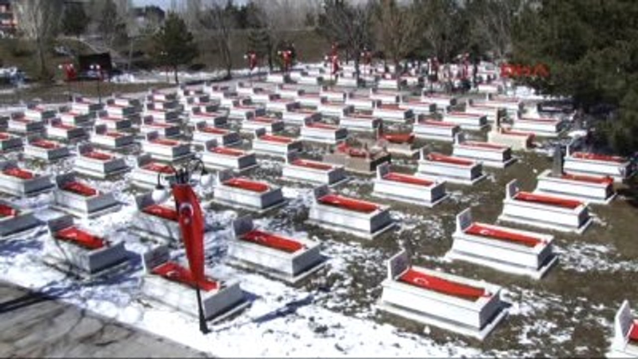 Erzurum Şehit Babalarının Mezar Taşını Öptüler