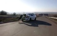 Un homme en longboard percute une voiture de plein fouet !
