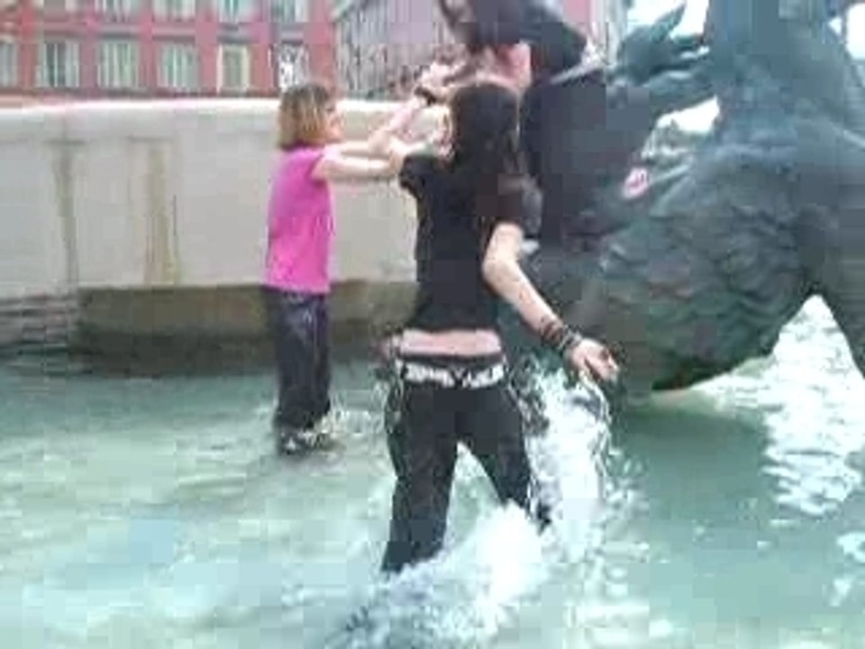 Baignade dans la fontaine