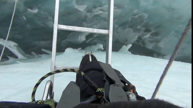 Il franchit une crevasse sur une échelle dans l'Everest... Accrochez vous bien !
