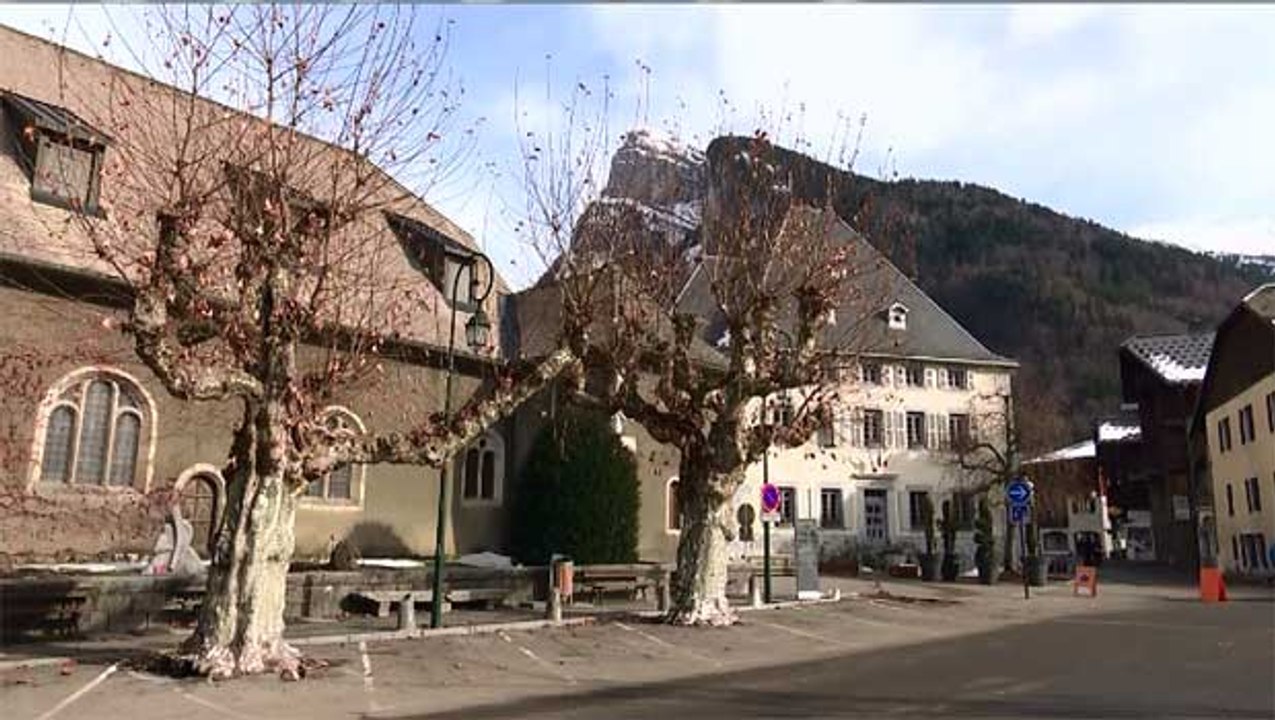 La place du village : Samoëns