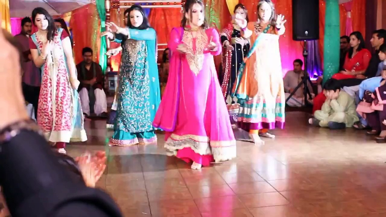 Girls Mehndi dance