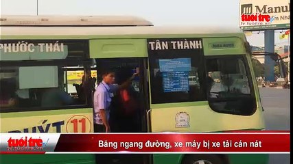 Băng ngang đường, xe máy bị xe tải cán nát