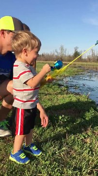 Criança pesca alto peixe com a sua cana de pesca de brincar! Ohdiabo!