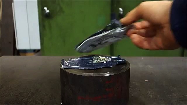 Le Nokia 3310 est-il indestructible ? Le test avec un presse hydraulique