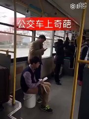 Un homme fait ses besoins dans le bus