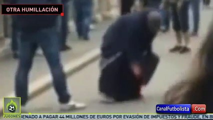 Hombre humilla y orina sobre una mujer mendiga