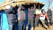 Jungle de Calais : Alpha, un mauritanien, démonte sa "maison bleue"