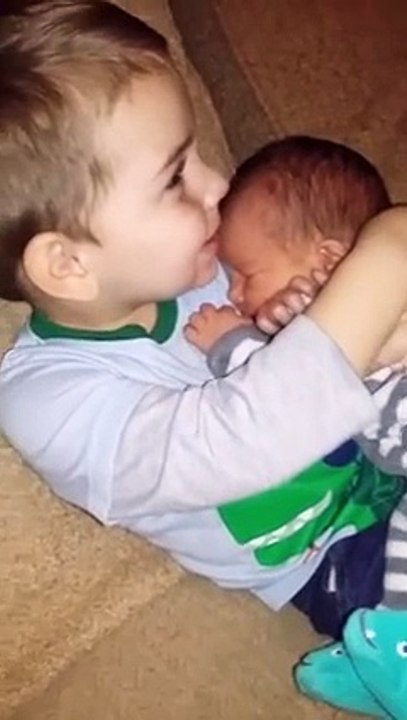 Ce gamin refuse de laisser partir son petit frère