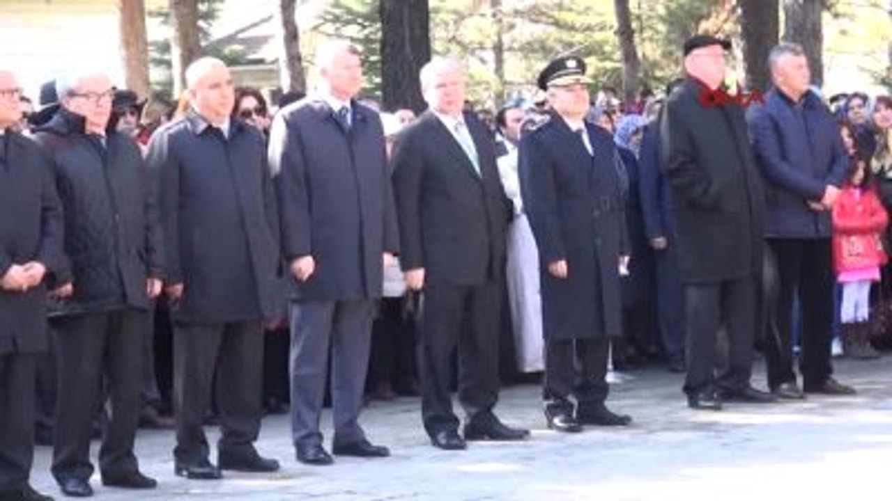 Eskişehir Şehitlerin Mezarlarına Karanfiller Bırakıldı