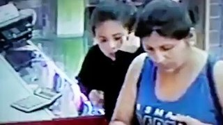 how girls theft mobile from a shop caught by camera
